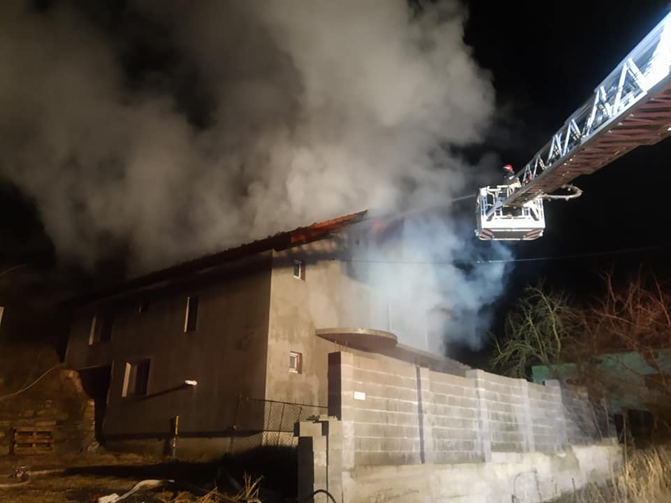 Incendiu de proporții la acoperișul unei case cu etaj din Deva