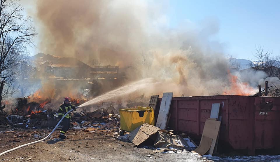 Incendiu la un centru de colectare a deșeurilor din Vulcan