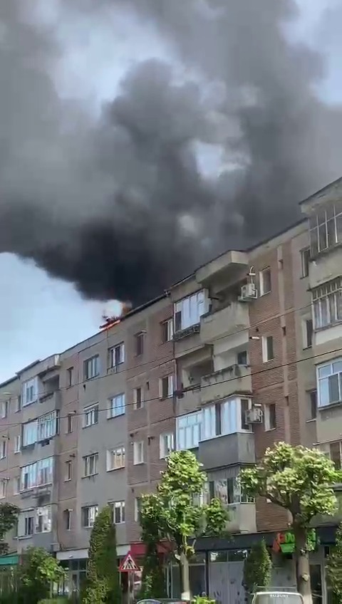 Incendiu la acoperișul unui bloc din Hațeg