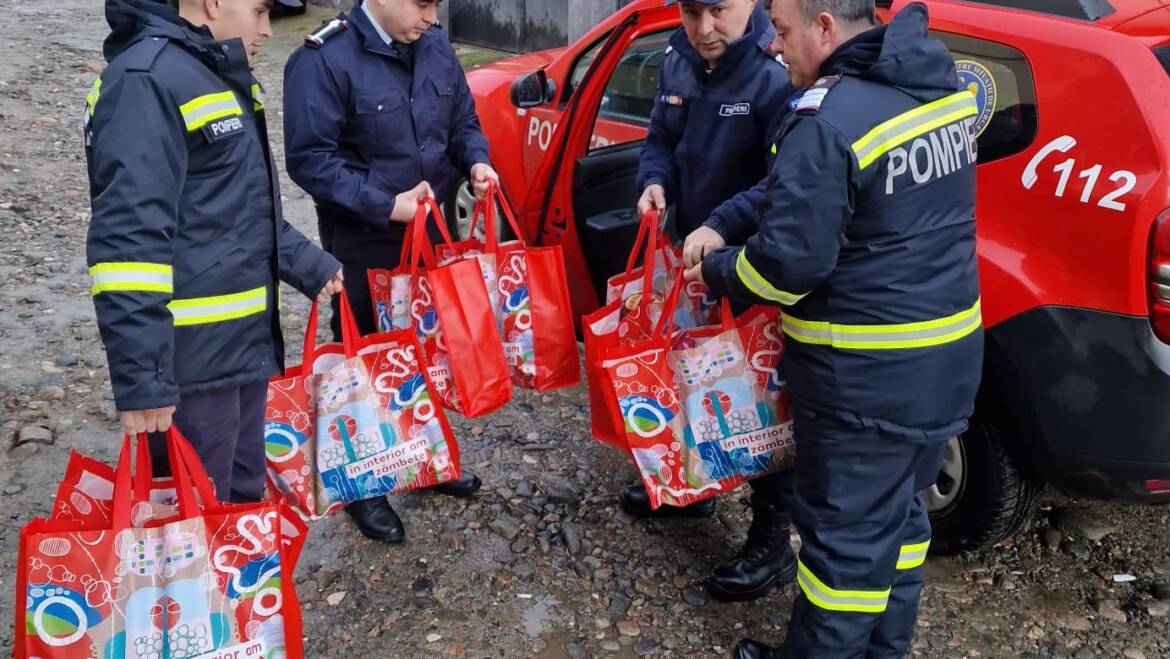 Pompierii Detașamentului Petroșani și 60 de copii fericiți