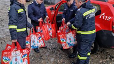 Pompierii Detașamentului Petroșani și 60 de copii fericiți