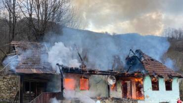 Incendiu la o casă din localitatea Almașul Mic de Munte