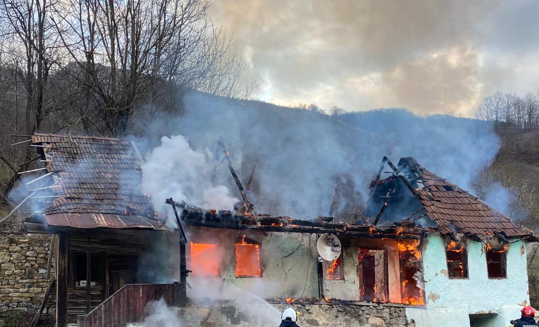 Incendiu la o casă din localitatea Almașul Mic de Munte