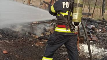 Intervenție pentru stingere incendiu cabană de vacanță și anexă – comuna Șoimuș