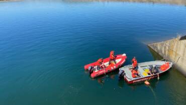 A fost reluată căutarea persoanei posibil înecată în Barajul Hațeg