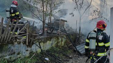 Intervenție incendiu 2 case-comuna Baru